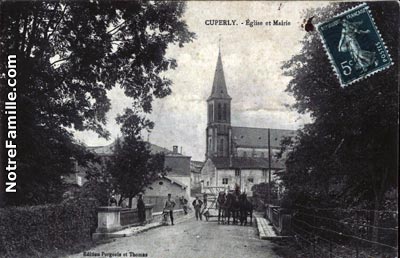 L’église et la mairie de Cuperly sur une carte postale ancienne