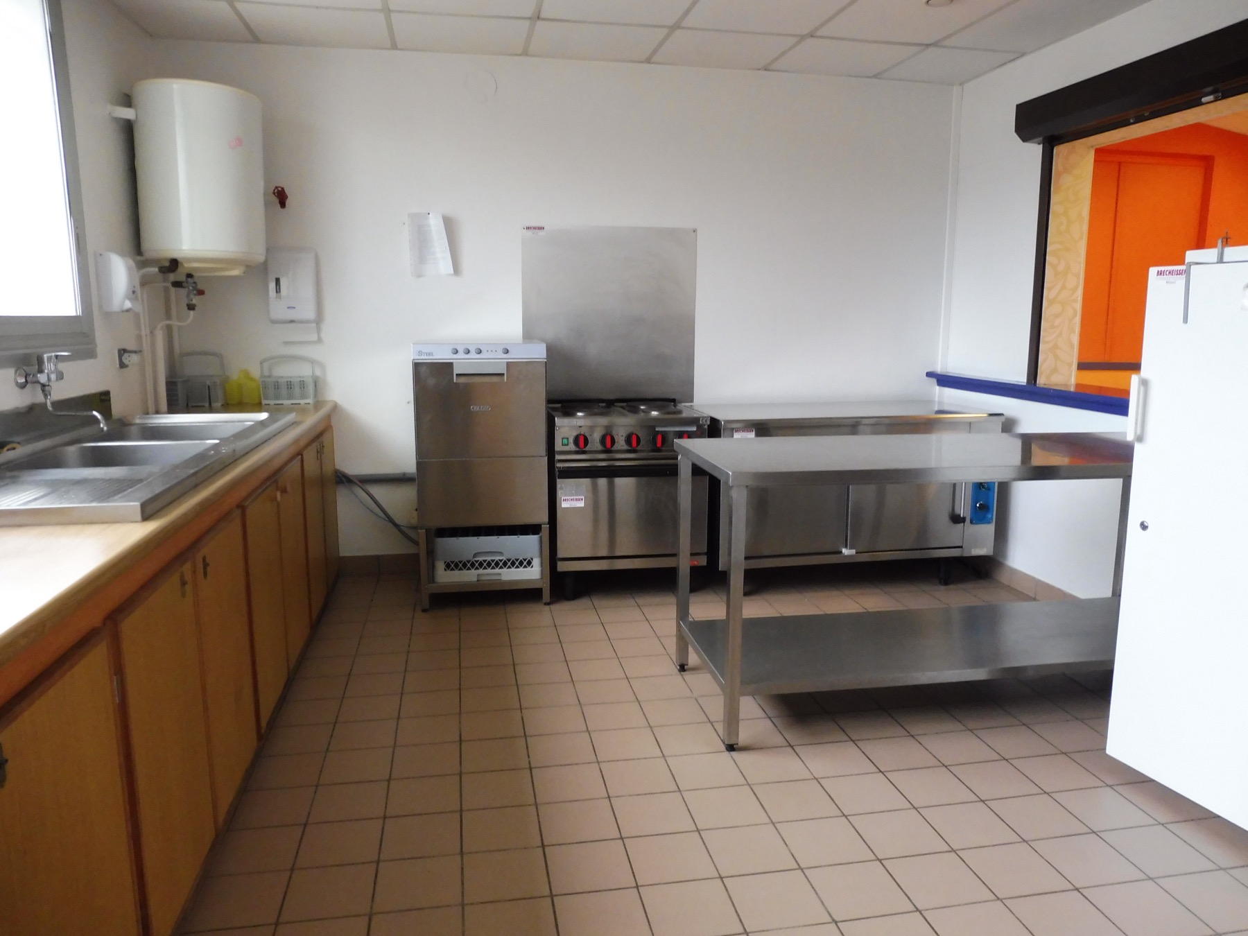 La cuisine équipée de la salle des fêtes
